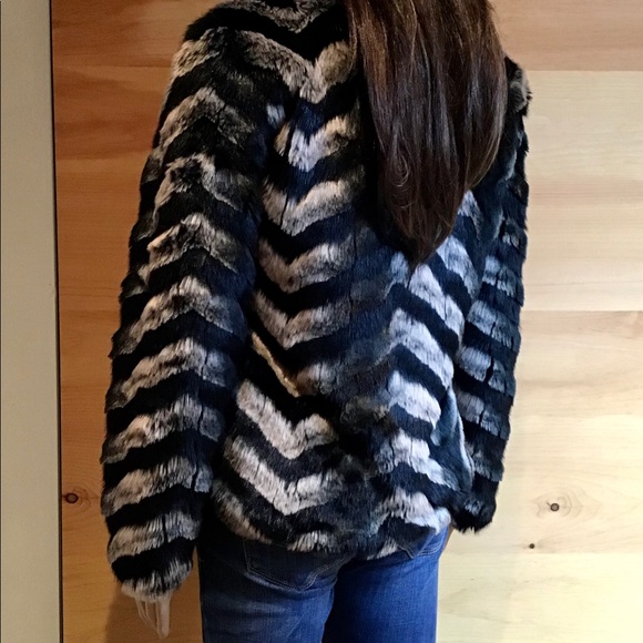 BOSTON PROPER FAUX FUR COLLARLESS STYLE - Picture 4 of 9